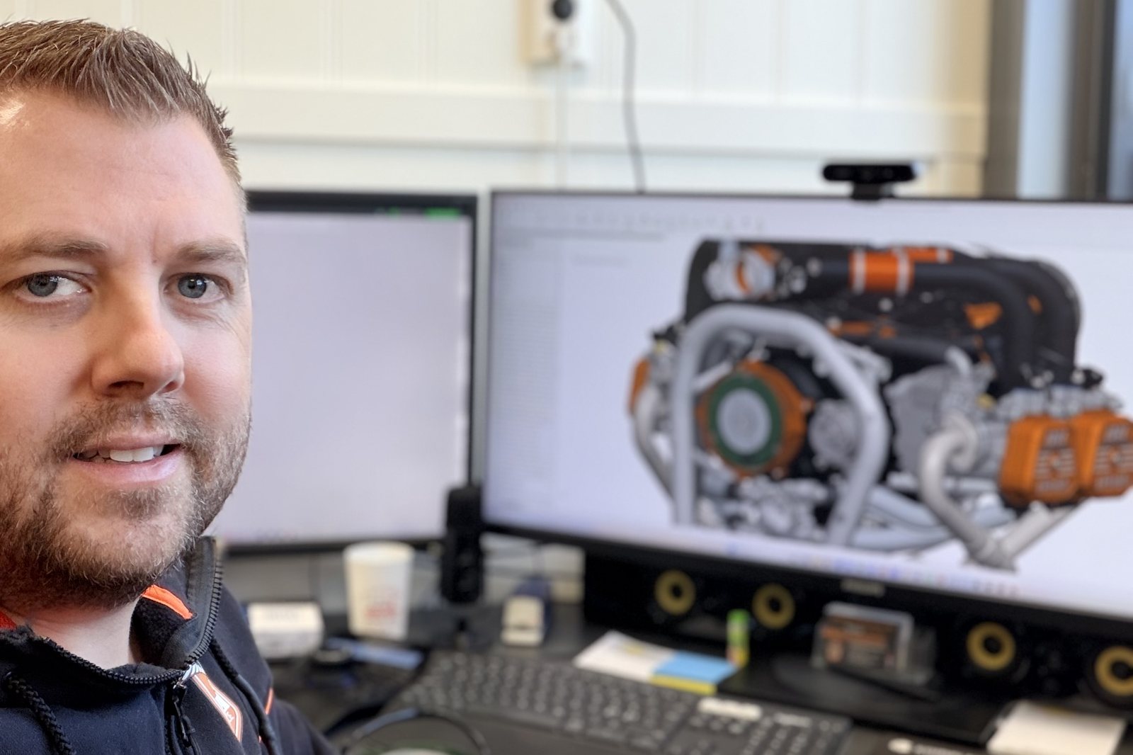 Thomas Hauklien, founder and CEO of EdgePerformance, at his desk with the TD 2.0 engine model on screen