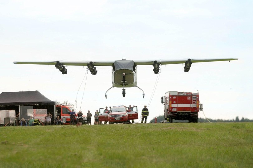 A crowd watching the Zuri demonstrator hover in 2021